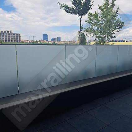 Стъклен парапет по тераси с алуминиев профил основа